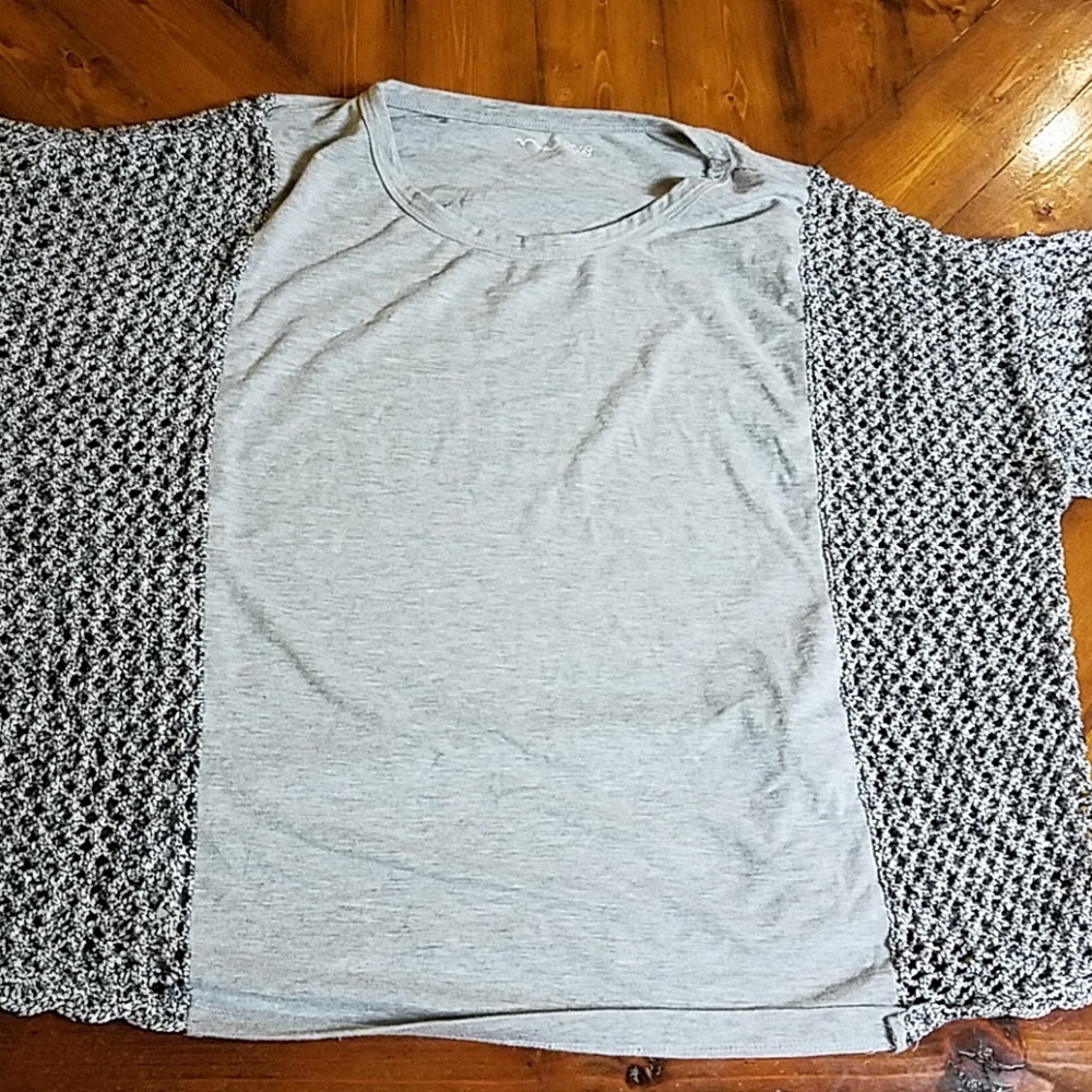 Cute grey t shirt with knitted sides